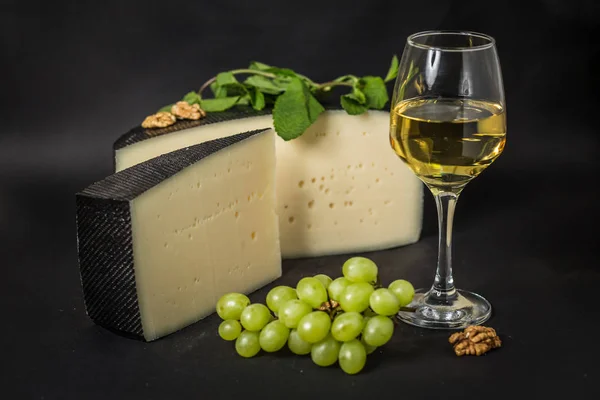 Käse mit Trauben, Weißwein, Erdnüssen und Minze — Stockfoto