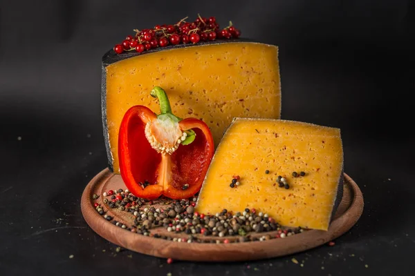 Käse mit geschnittenem Pfeffer und Beeren — Stockfoto