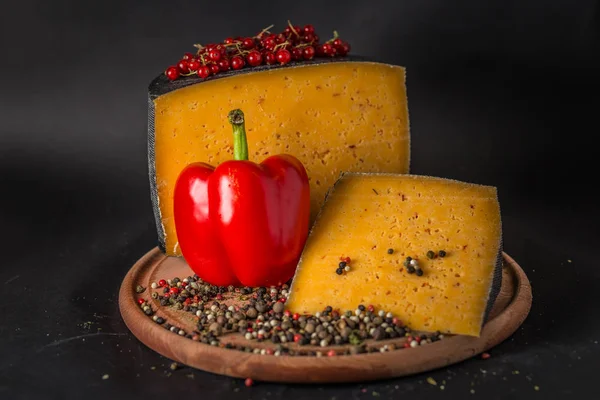 Käse mit Pfeffer und Beeren — Stockfoto