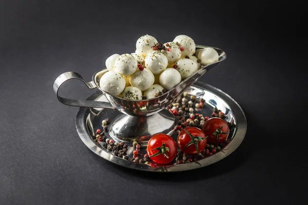 Biber ve domates ile mozzarella