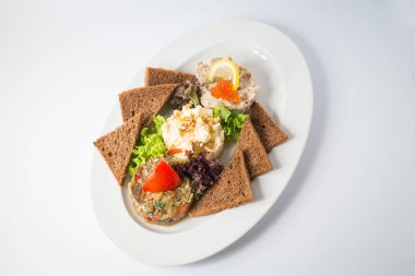 Patlıcan Yapıştır ve kırmızı havyar ile kavrulmuş tost