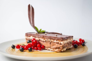 Kırmızı ve siyah çilek ve jewerly ile tatlı sütlü çikolata pasta