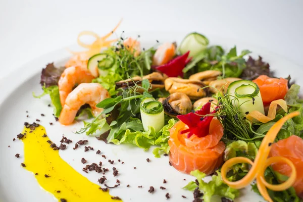 Ensalada fresca de mariscos con camarones, mejillones, salmón, verde y pepino — Foto de Stock