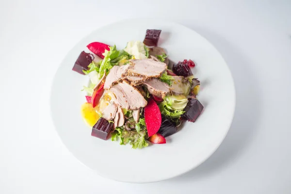 Fresh salad with beef, green, red pear and jellies — Stock Photo, Image