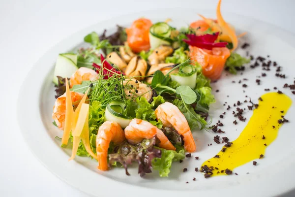 Čerstvý salát z mořských plodů s krevety, mušle, losos, zelené a okurka — Stock fotografie