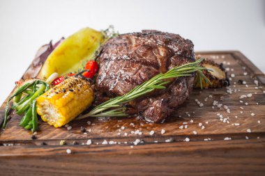 Aferin biftek ızgara Mısır, kırmızı biber, biber, soğan, sarımsak ve biberiye ahşap tahta üzerinde ile