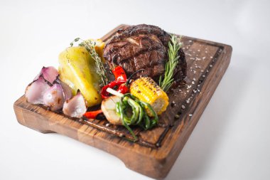 Aferin biftek ızgara Mısır, kırmızı biber, biber, soğan, sarımsak ve biberiye ahşap tahta üzerinde ile