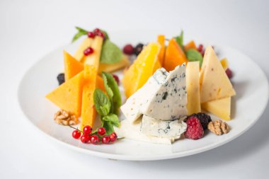 Peynir tatlım, üzüm, fındık, çilek ve nane ile lots