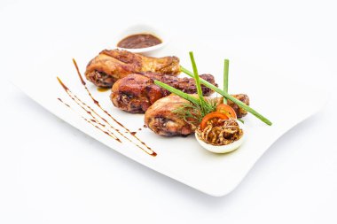 Beyaz tabakta domates, yeşil ve Barbekü sos tavuk budu ile soğan, tatlım