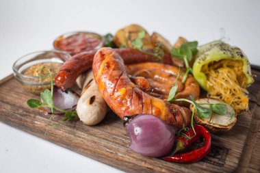 Barbekü sosis ızgara sebzeli