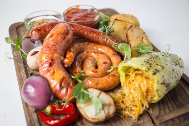 Barbekü sosis ızgara sebzeli