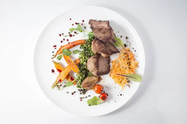 Peynir, havuç, soğan, yeşil ve beyaz tabakta domates ile pişmiş et.