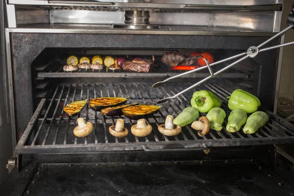 Alho Cebola Berinjela Abobrinha Cogumelos Milho Pimenta Tomate Carne Grelha — Fotografia de Stock