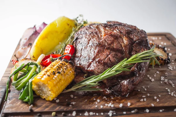 Bife Bem Feito Com Milho Grelhado Páprica Pimenta Cebola Alho — Fotografia de Stock