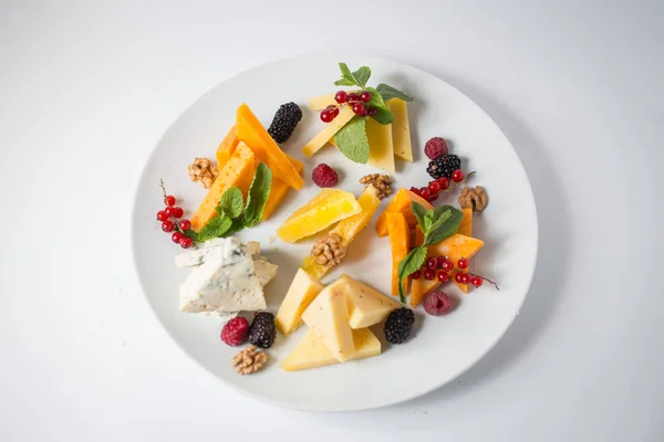 Viel Käse Mit Honig Trauben Nüssen Beeren Und Minze — Stockfoto