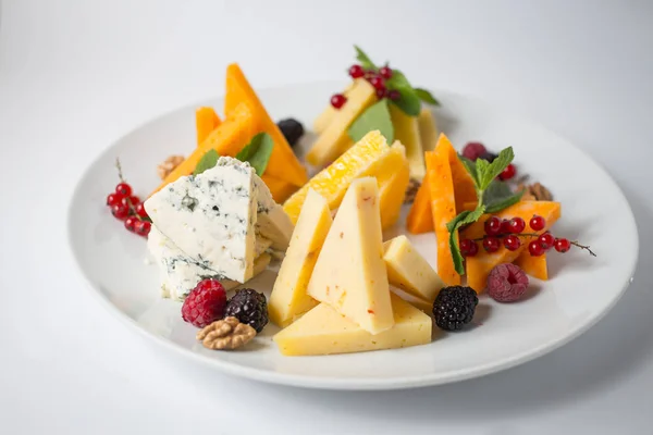 Viel Käse Mit Honig Trauben Nüssen Beeren Und Minze — Stockfoto