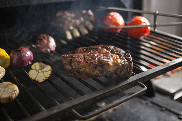 Legumes e carne na grelha em brasas quentes com fumaça — Fotografia de Stock