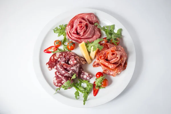 Yeşil, domates, biber ve roka ile İtalyan sosis kümesi