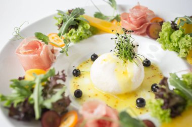 Taze jamon ve yeşil marul salatası.