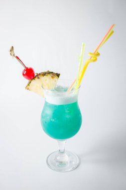 Alkol taze blue curacao kokteyl ananas ve beyaz arka plan üzerinde berry ile.