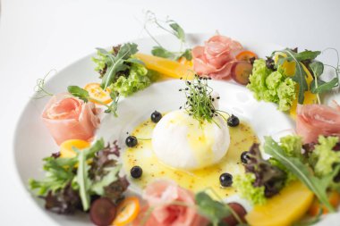 Taze jamon ve yeşil marul salatası.