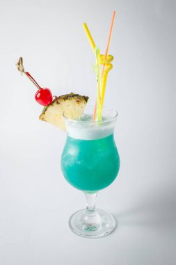 Alkol taze blue curacao kokteyl ananas ve beyaz arka plan üzerinde berry ile.