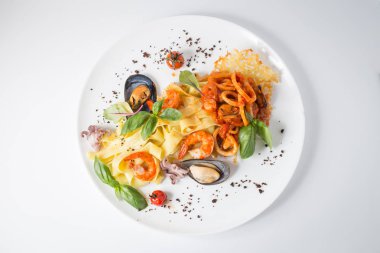 Deniz ürünleri makarna midye, ahtapot, karides ve yeşil ile.