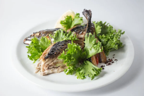 Caballa Horno Con Ensalada Verde Limón Plato Blanco — Foto de Stock