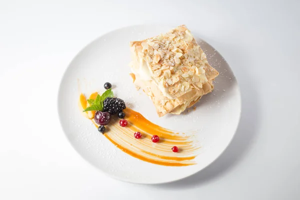 Badem cips ve çilek ve nane ile gevrek Napolyon.