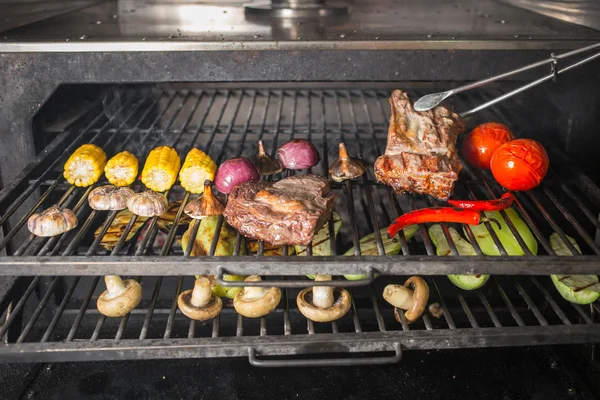 Alho Cebola Berinjela Abobrinha Cogumelos Milho Pimenta Tomate Carne Grelha — Fotografia de Stock