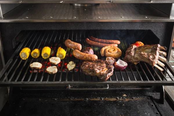 Alho Cebola Milho Tomate Carne Com Salsichas Grelha Brasas Quentes — Fotografia de Stock