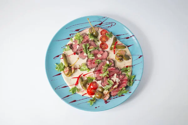 Sause, salatalık ve domates ve badem ile sığır eti.