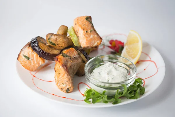 Mantar, patlıcan, kabak plaka üzerinde soslu ızgara somon.