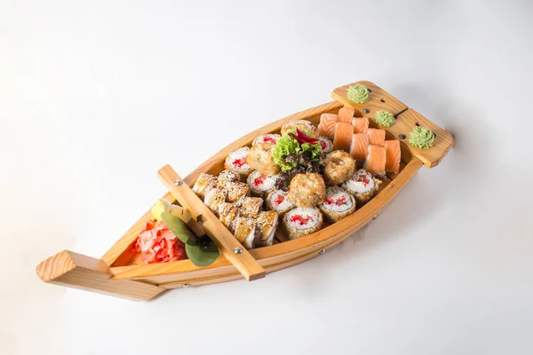 Ahşap Tekne Ile Sushi Ginger Wasabi Ile Lots — Stok fotoğraf