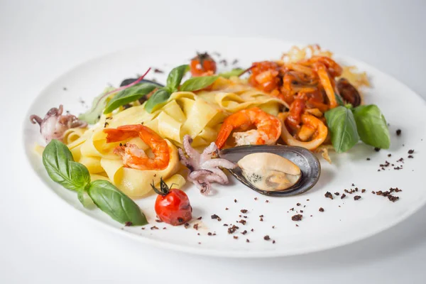 Pastas Mariscos Con Mejillones Pulpo Camarones Verde — Foto de Stock