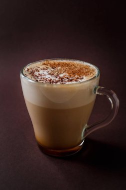 Bardak kahve zarif koyu kahverengi zemin üzerine çikolata tepesi ile.