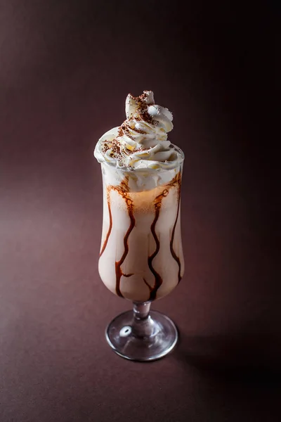 Bardak kahve zarif koyu kahverengi zemin üzerine krem şanti ile.