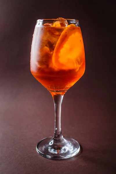 Glas Van Aperol Spritz Met Sinaasappel Elegante Donkere Bruine Achtergrond — Stockfoto