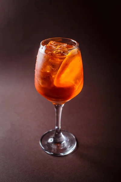 Glas Aperol Spritz Med Orange Elegant Mörkbrun Bakgrund — Stockfoto