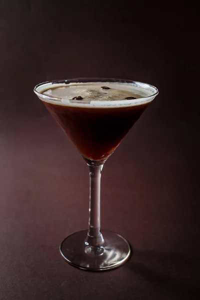 Glas Espresso Martini Met Koffiebonen Wodka Elegante Donkere Bruine Achtergrond — Stockfoto