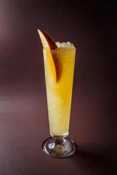Ποτήρι Ρούμι Πορτοκάλι Ασβέστη Χυμός Ανανά Και Κομμάτι Του Μάνγκο — Φωτογραφία Αρχείου