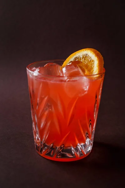Glas Rött Alkohol Cocktail Med Och Skiva Apelsin Elegant Mörkbrun — Stockfoto