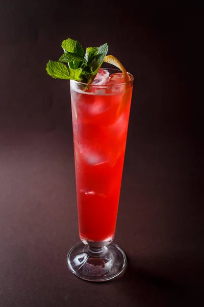 Glas Rött Alkohol Cocktail Med Mynta Och Apelsin Elegant Mörkbrun — Stockfoto