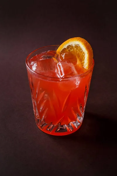 Copa Cóctel Alcohol Rojo Con Hielo Rebanada Naranja Sobre Elegante — Foto de Stock