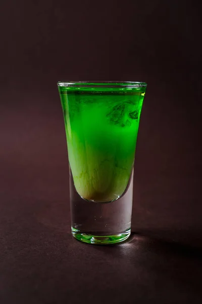 Grüne Alkoholische Schnapsgläser Mit Abwesender Irischer Creme Likör Auf Elegantem — Stockfoto