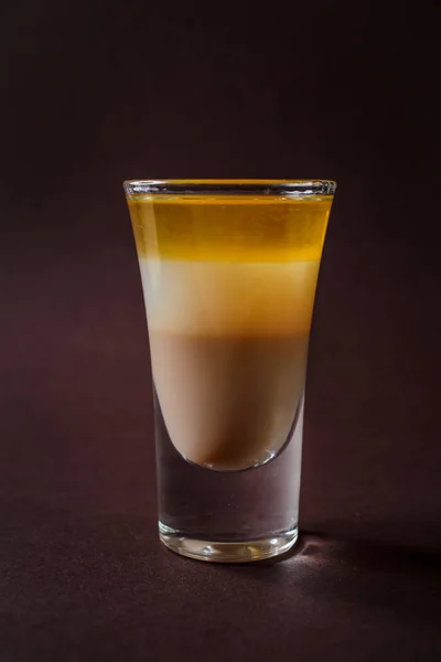 Стакан Спиртного Bmw Ирландским Кремом Виски Кокосовым Ликером Элегантном Темно — стоковое фото