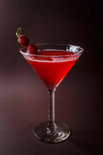 Glas Rött Cocktail Med Paspberries Elegant Mörkbrun Bakgrund — Stockfoto