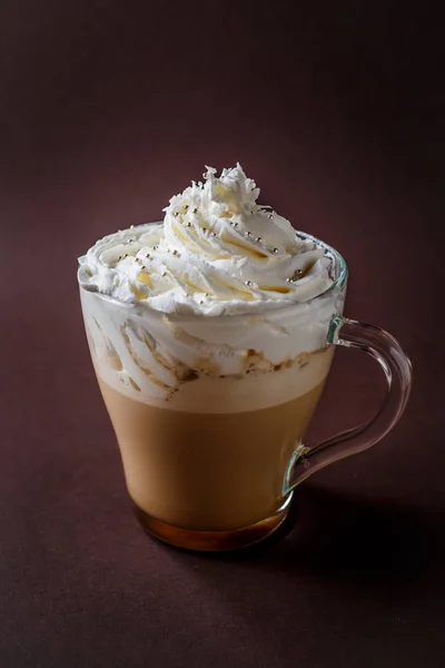 Bardak kahve zarif koyu kahverengi zemin üzerine krem şanti ile.