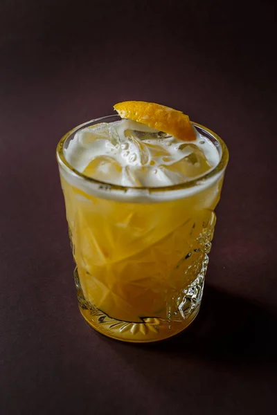 Szklane Żółte Alkoholu Koktajl Lodem Plasterkiem Cytryny Eleganckim Ciemnym Tle — Zdjęcie stockowe