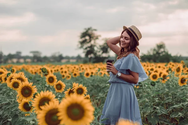 Jeune Femme Rêveuse Robe Bleue Chapeau Tenant Une Tasse Café — Photo